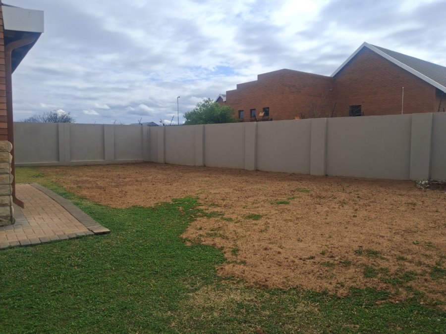 To Let 3 Bedroom Property for Rent in Hillside Free State